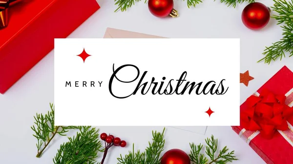 白い上に赤い星とメリークリスマスのテキスト 赤いギフトやベーブルオーバー クリスマス 季節の挨拶 伝統とお祝いのコンセプトデジタル生成画像 — ストック写真