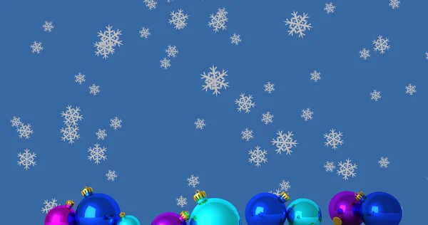 Obrázek Sněhových Vloček Padající Přes Vánoční Ozdoby Modrém Pozadí Vánoční — Stock fotografie
