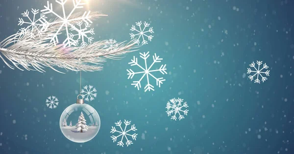 Flocos Neve Caindo Contra Decorações Natal Pendurados Galho Árvore Fundo — Fotografia de Stock