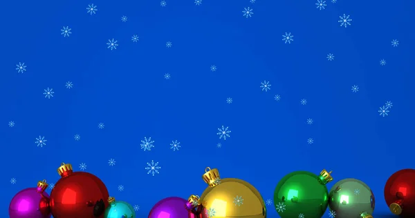 Obrázek Sněhu Padající Přes Vánoční Ozdoby Cetky Modrém Pozadí Vánoční — Stock fotografie