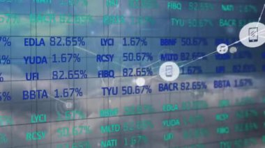 Gökyüzündeki bulutlara karşı borsa verilerinin işlendiği dijital simge ağının animasyonu. Küresel ekonomi ve iş veri depolama teknolojisi kavramı