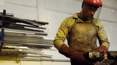 Başkanların Animasyonu atölyedeki beyaz erkek işçi üzerinden mesaj atıyor. Küresel iş ve dijital arayüz kavramı dijital olarak oluşturulmuş video.