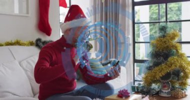 Noel 'de albino Afro-Amerikan erkeğinin mikroskop taraması. Küresel yaşam tarzı, hesaplama ve dijital arayüz konsepti dijital olarak oluşturulmuş video.