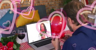 Pembe kalplerin animasyonu beyaz bir adamın dizüstü bilgisayardan teklif etmesi üzerine. Sevgililer günü, aşk, romantizm ve kutlama, dijital olarak oluşturulmuş video konsepti.