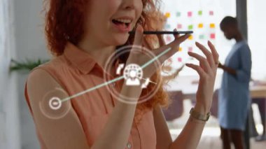 Ofiste çalışan çeşitli iş adamlarının bağlantı ağının animasyonu. Küresel iş ve dijital arayüz kavramı dijital olarak oluşturulmuş video.