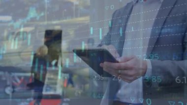 Havaalanında dijital tablet kullanılarak iş adamının orta kesiminde veri işleme animasyonu. İş veri teknolojisi kavramı