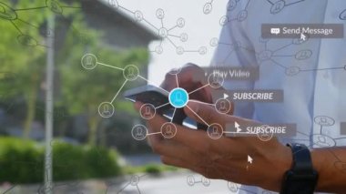 Akıllı telefon kullanan melez bir adam üzerinden simgelerle ve metinlerle bağlantı ağının animasyonu. Küresel sosyal medya, teknoloji ve dijital arayüz kavramı dijital olarak oluşturulmuş video.
