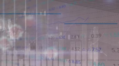 Şehirdeki finansal veri işleme ve virüs hücrelerinin animasyonu. Küresel iş, finans ve dijital arayüz kavramı dijital olarak oluşturulmuş video.