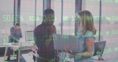 Çeşitli erkek ve kadınların ofiste tartıştıkları borsa veri işlemlerinin animasyonu. Küresel ekonomi ve iş teknolojisi kavramı
