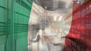 Deponun üzerinde İtalya bayrağı animasyonu. Küresel gönderim, finans ve dağıtım konsepti dijital olarak oluşturuldu.