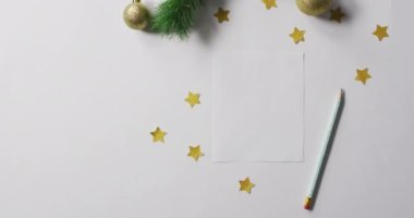 Beyaz arka planda kalem ve boş kartla noel süslerinin animasyonu. Noel, gelenek ve kutlama konsepti dijital olarak oluşturuldu.