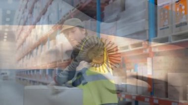 Arjantin bayrağının ambardaki beyaz erkek işçiye uyarlanması. Küresel gönderim, finans ve dağıtım konsepti dijital olarak oluşturuldu.