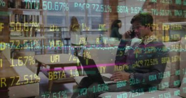 Ofiste akıllı telefondan konuşan beyaz adamın borsa veri işleme animasyonu. Küresel ekonomi ve iş teknolojisi kavramı