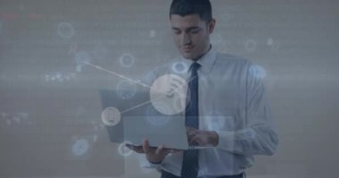 Dizüstü bilgisayar kullanarak iş adamlarının simgeleriyle bağlantı ağının animasyonu. Dijital olarak oluşturulmuş küresel bağlantılar, iş, finans, hesaplama ve veri işleme kavramı.