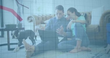 Beyaz tenli çiftin evlerinde dizüstü bilgisayar kullanarak istatistiksel veri işleme animasyonu. İş veri teknolojisi kavramı