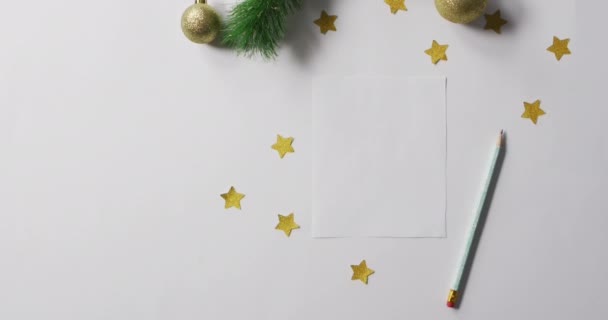 白を背景にペンと空白のカードでクリスマスの装飾のアニメーション クリスマス お祝いのコンセプトデジタル生成ビデオ — ストック動画