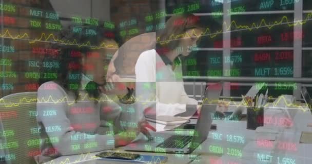 オフィスでラップトップを使用して多様な女性同僚に対する株式市場データ処理のアニメーション 世界経済とビジネス技術の概念 — ストック動画