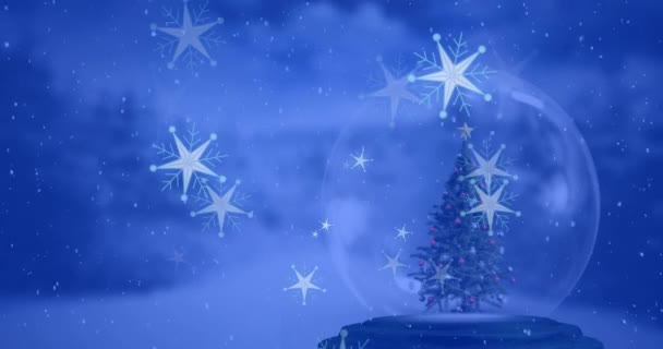 在冰雪覆盖的地球上 星象在圣诞树上飘扬 映衬着冬日的风景 圣诞庆典和庆祝活动的概念 — 图库视频影像