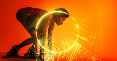 Aydınlanmış bitkiler ve çemberin başlangıç pozisyonundaki çift ırklı bayan sporcunun yan görüntüsü. Boşluğu kopyala, kompozit, koşu, spor, rekabet, koşu, yarış, şekil, doğa ve soyut kavram.