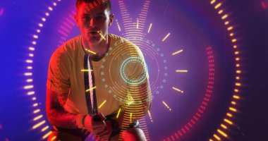 Beyaz tenli tenisçinin renkli neon tasarımlı raket tutmasının birleşimi, kopyalama alanı. Bilgisayar grafiği, raket sporu, tasarım, atlet, rekabetçi spor, beceri.