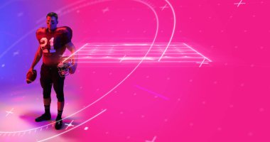 Beyazlı top ve kasklı bir oyuncu aydınlanmış çemberin ve Amerikan futbol sahasının yanında duruyor. Bileşik, kopyalama alanı, zemin, şekil, spor, rekabet, eşleşme, illüstrasyon ve soyut kavram.