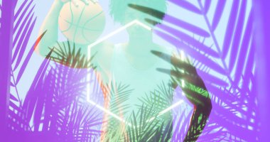 Aydınlatılmış altıgen ve bitkilerin birleşimi basketbol tutan çift ırklı erkek oyuncu üzerinde. Spor, rekabet, illüstrasyon, parlama, doğa, şekil ve soyut kavram.