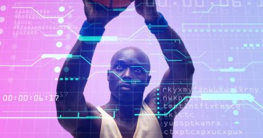 Kolları havada Afrikalı Amerikalı oyuncu bilgisayar dilinde basketbol oynuyor. Kel, bileşik, zamanlayıcı, kod, makine öğrenme, spor, rekabet, illüstrasyon, şekil, soyut.