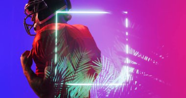 Kırmızı üniformalı ve kasklı Amerikan futbolcusu meydanı ve bitkileri aydınlatıyor. Boşluğu kopyala, kompozit, spor, rekabet, illüstrasyon, parlama, doğa, şekil ve soyut kavram.