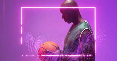 Kel Afrikalı Amerikalı basketbolcunun parlak dikdörtgen ve bitkilerle topu tutuşu. Mor, kopya alanı, kompozit, spor, rekabet, illüstrasyon, aydınlatma, doğa, şekil.