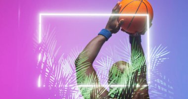 Kel Afrikalı Amerikalı basketbolcu kollarını kaldırmış dikdörtgen ve bitkilerle top oynuyor. Bileşik, kopyalama alanı, oyun, spor, rekabet, illüstrasyon, aydınlatma, doğa, şekil, soyut.