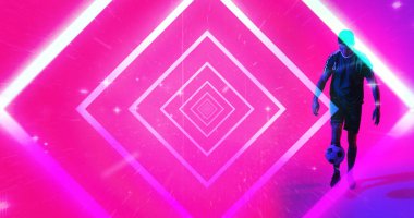 Pembe arka planda neon tasarımı ile futbol oynayan beyaz bir genç atlet. Bilgisayar grafiği, dijital kompozit, futbol, tasarım, atlet, rekabetçi spor.