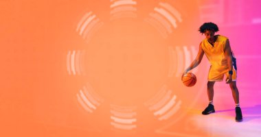 Çift ırklı basketbolcunun çiçek desenli top sürüşünün birleşimi, kopyalama alanı. Spor, rekabet, illüstrasyon, ışıltı, şekil ve soyut kavram.