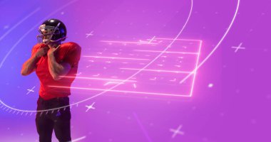 Amerikan futbol sahasının birleşimi ve mor arka planda duran erkek oyuncu üzerinde daireler çiziyor. Boşluğu kopyala, aydınlat, zemin, spor, rekabet, eşleşme, illüstrasyon ve soyut kavram.