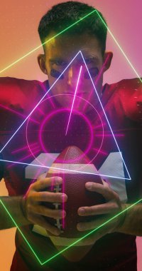 Amerikan futbolcusu üzerinde yüz topu tutan boyalarla çoklu geometrik şekillerin yakın çekimi. Aydınlatılmış, kompozit, portre, özgüven, spor, rekabet, eşleşme, illüstrasyon ve soyut.