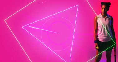 Raketi ve topu olan çift ırklı bayan tenisçi pembe arka planda geometrik şekillerin yanında duruyor. Aydınlatılmış, kopyalama alanı, kompozit, spor, rekabet, eşleşme, şekil ve soyut kavram,