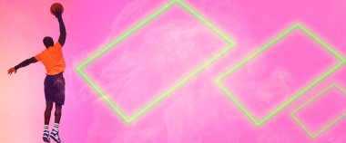 Arkadan Afro-Amerikan oyuncunun pembe arka planda dikdörtgenlerle basketbolu vuruşunu izliyoruz. Boşluğu kopyala, kompozit, duman, spor, rekabet, illüstrasyon, parlama, şekil ve soyut.