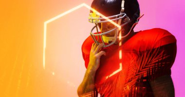 Bitkiler ve ışıklandırılmış altıgen ile kask takan Amerikan futbolcusunun birleşimi. Kopyalama alanı, koruma, spor, rekabet, illüstrasyon, parlama, doğa, şekil ve soyut kavram.