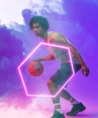 Mavi dumanlı arka planda parlayan altıgenden top süren çift ırklı basketbolcunun birleşimi. Boşluğu, sporu, rekabeti, illüstrasyonu kopyala, aydınlatma, şekil ve soyut kavram.