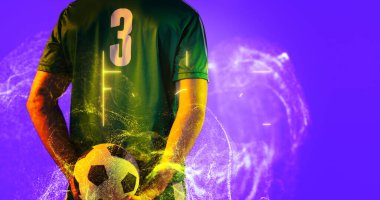 Mavi arka planda soyut neonlu topu tutan futbolcunun arka görünümü, kopyalama alanı. Bilgisayar grafiği, kopyalama alanı, dijital kompozit, futbol, tasarım, atlet, rekabetçi spor.