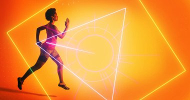 Renkli arka planda aydınlatılmış geometrik şekillerle koşan çift ırklı bayan sporcunun yan görüntüsü. - Evet. Boşluğu kopyala, kompozit, koşu, spor, rekabet, yarış, şekil ve soyut kavram.