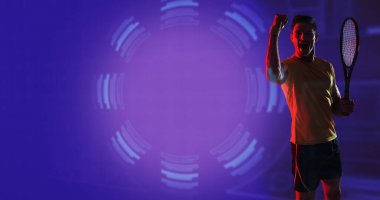 Beyaz tenli genç tenisçinin neon desenli fotokopi uzayı ile zaferi kutlamasının birleşimi. Bilgisayar grafiği, raket sporu, tasarım, atlet, rekabetçi spor, başarı.