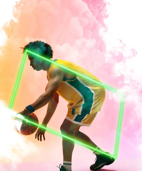 Vista Lateral Jogador Masculino Biracial Driblando Basquete Por Retângulo Sobre — Fotografia de Stock