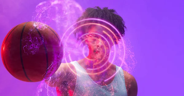 Samenstelling Van Verlichte Cirkelvormige Abstracte Patroon Biracial Basketbalspeler Holding Ball — Stockfoto