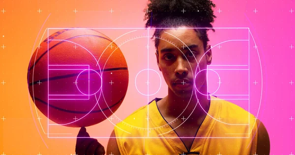 Skládá Osvětleného Basketbalového Hřiště Nad Portrétem Seriózního Biraciálního Mužského Hráče — Stock fotografie