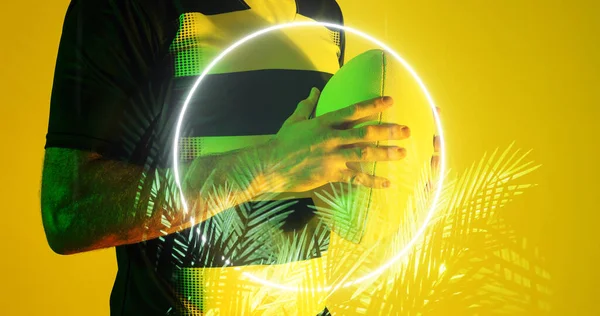 Kafkasyalı Rugby Oyuncusunun Orta Kesimi Topu Daire Şeklinde Tutuyor Sarı — Stok fotoğraf