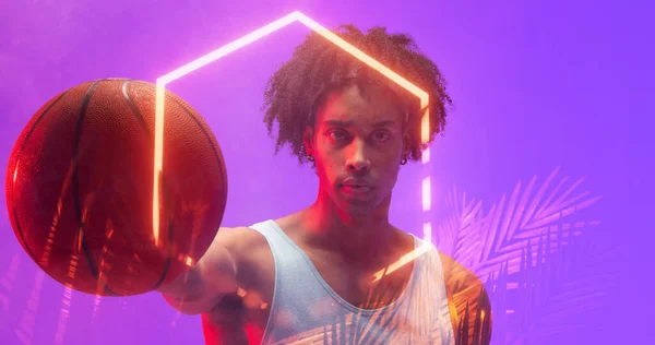 Portrét Biraciálního Basketbalisty Afro Vlasy Drží Míč Osvětleného Šestiúhelníku Rostlin — Stock fotografie
