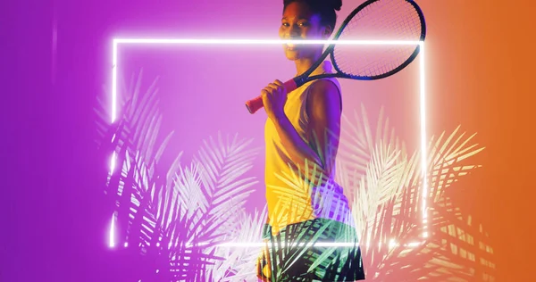 Tenis Raketi Olan Çift Irklı Kadın Oyuncu Aydınlanmış Dikdörtgen Bitkilerin — Stok fotoğraf