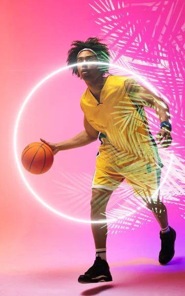 Pełna Długość Birasowy Koszykarz Dryblujący Piłkę Przez Podświetlane Rośliny Koła — Zdjęcie stockowe