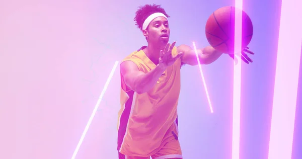 Kompozyt Dwurasowego Męskiego Gracza Rzucającego Koszykówkę Nad Oświetlonymi Światłami Kopiuj — Zdjęcie stockowe