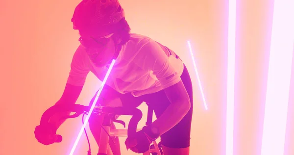 Dwurasowa Atletka Nosząca Okulary Kask Rowerze Nad Oświetlonymi Liniami Kompozyt — Zdjęcie stockowe